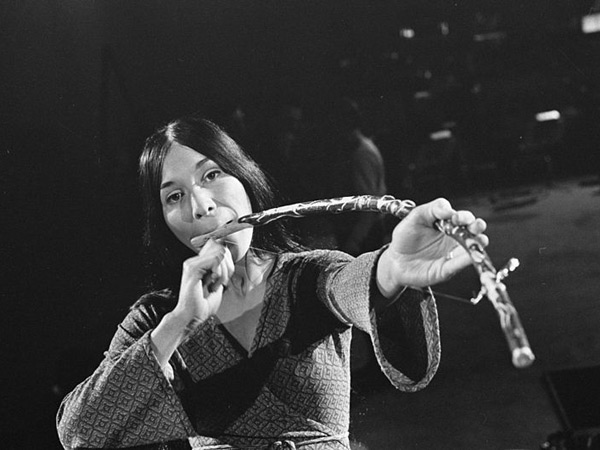 http://s3.amazonaws.comcommons.wikimedia.org/wiki/File:Buffy_Sainte-Marie_1_(Repetities_1968-03-06_Grand_Gala_du_Disque_Populaire).jpg
