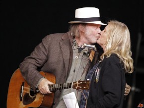 neil-young-pegi-young-2010-10-23-22-10-35