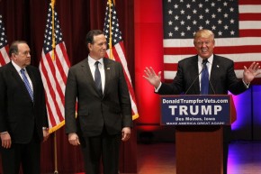 Republican U.S. presidential candidate Donald Trump (R) introduces his Republican presidential candidate rivals Mike Huckabee (L) and Rick Santorum (C) at his veteran's rally in Des Moines, Iowa January 28, 2016.  REUTERS/Rick Wilking (TPX IMAGES OF THE DAY)   - RTX24HP4